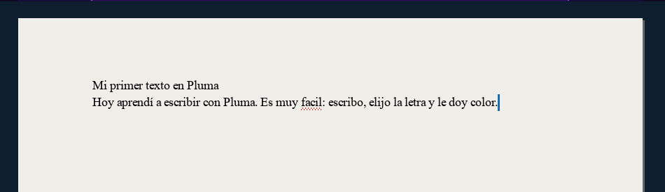 Un título y un párrafo escritos en la hoja de Pluma